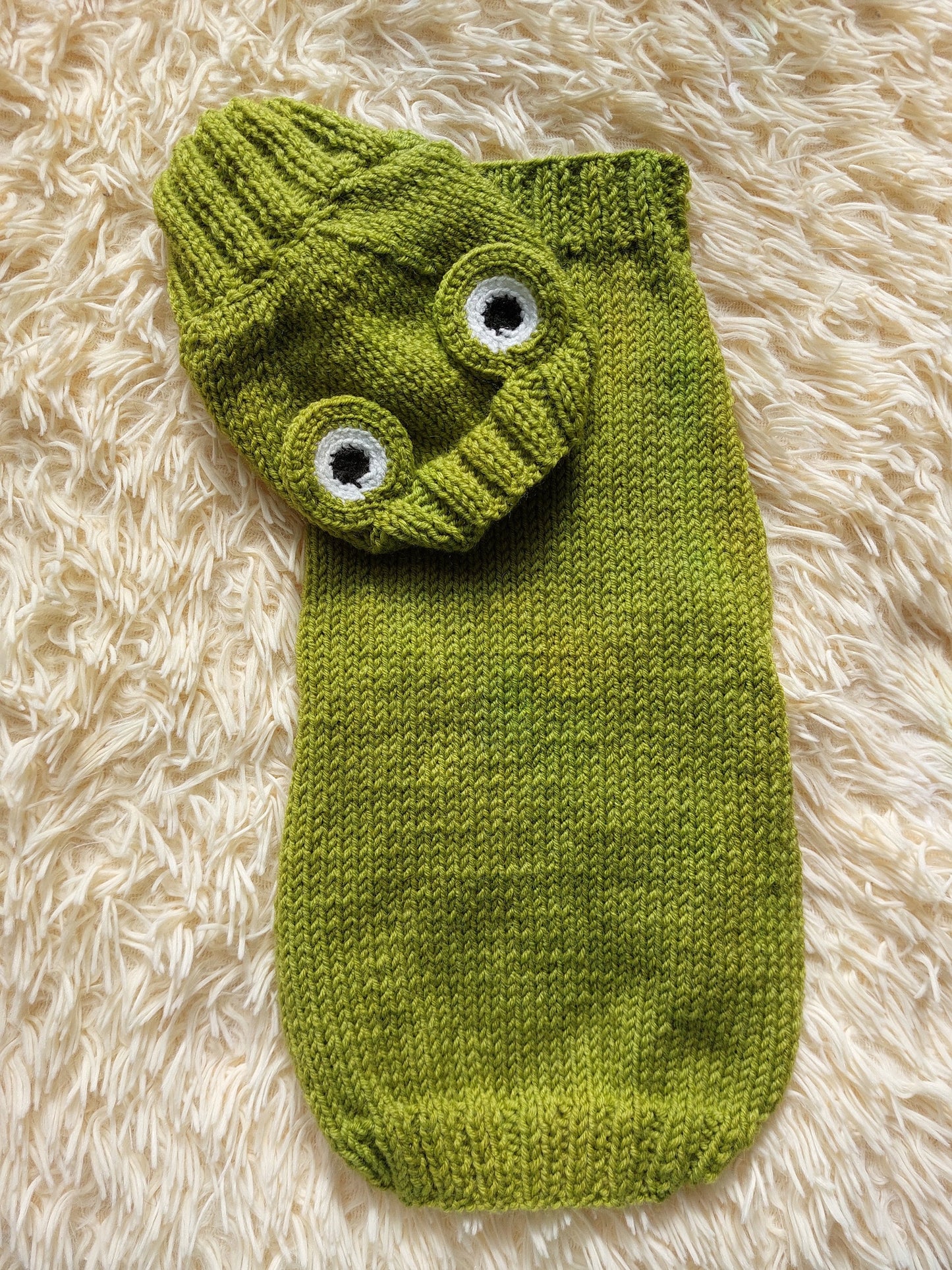 Knitted Frog Dog Costume: Halloween Pet Sweater and Hat Set
